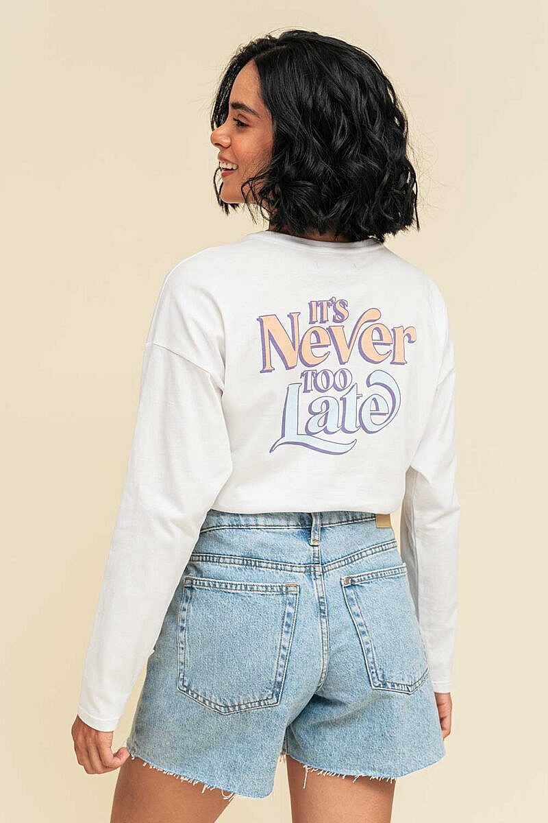 Camiseta It's Never Too Late Manga larga estampada