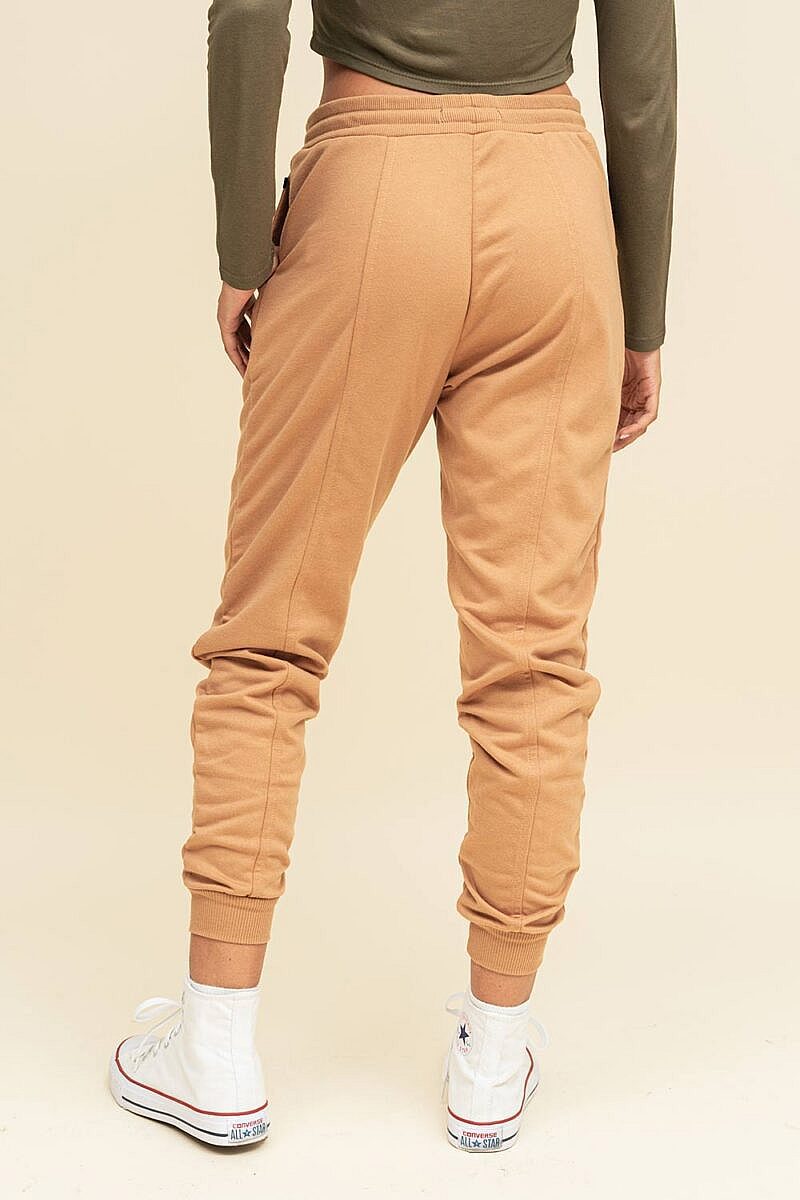 Jogger Toffee con corte vertical