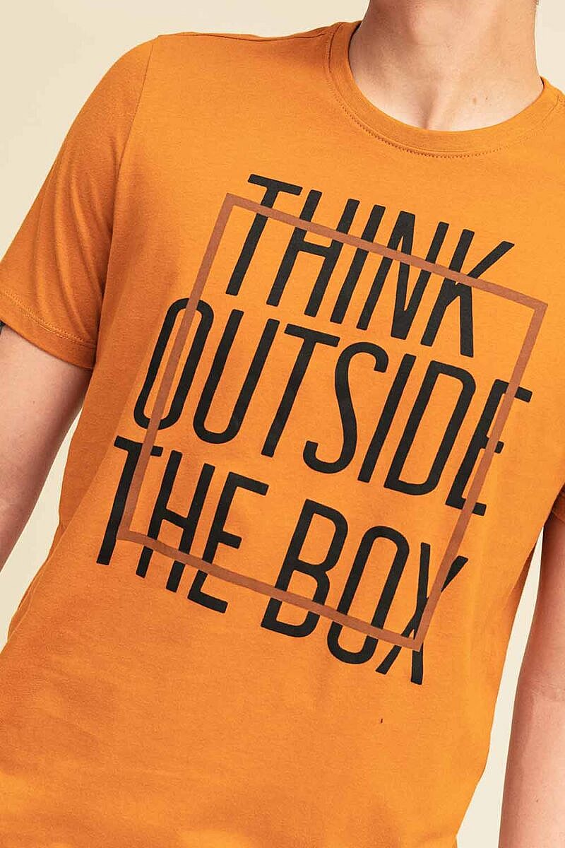 Camiseta Think Outside The Box manga corta con estampado