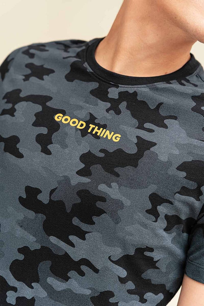 Camiseta Good Things manga corta y estampado camuflado