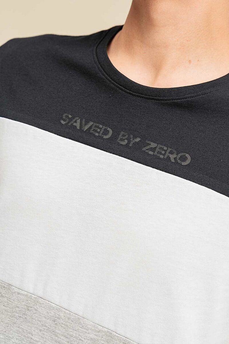 Camiseta Saved By Zero manga corta en bloques y estampada