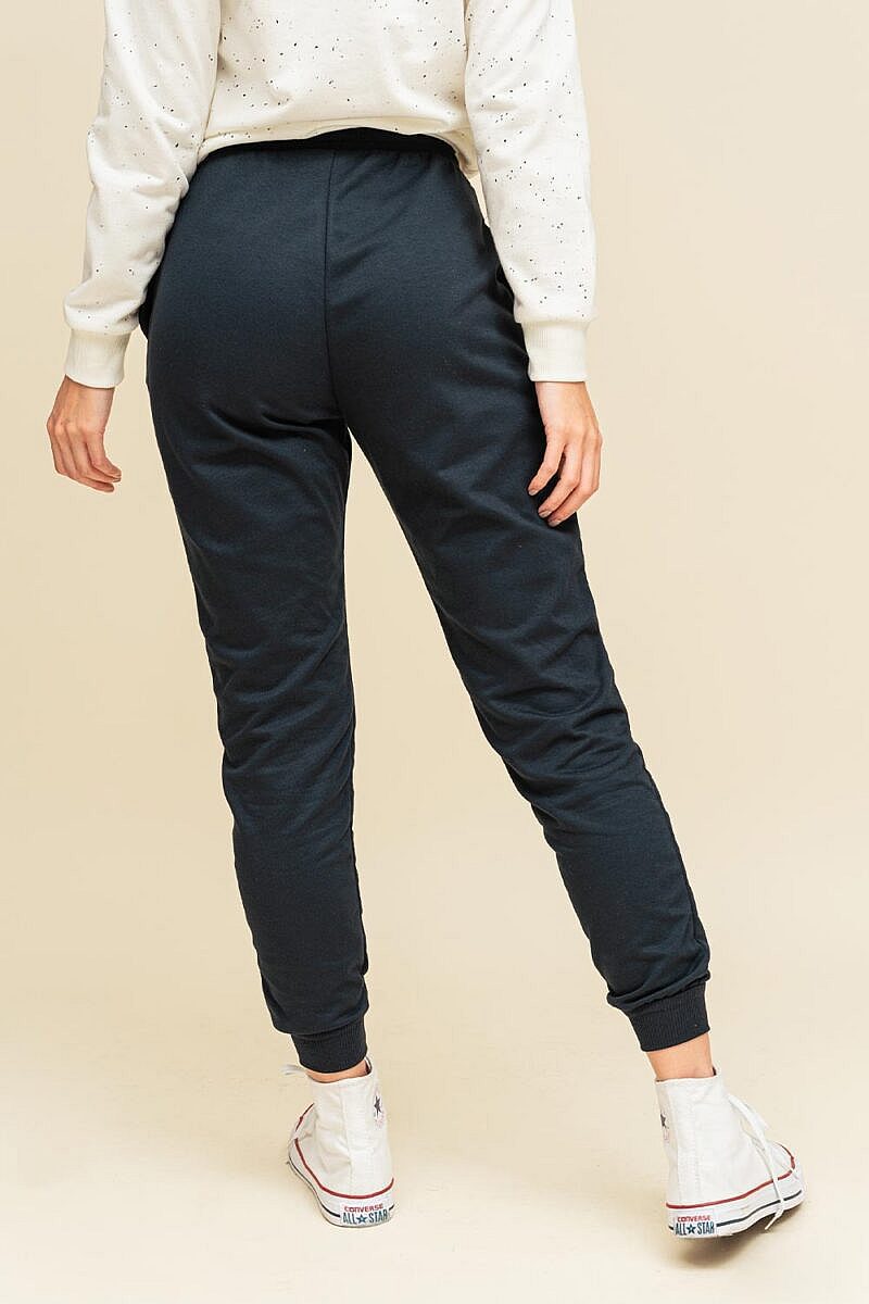 Jogger Dark blue básico con bordado a tono