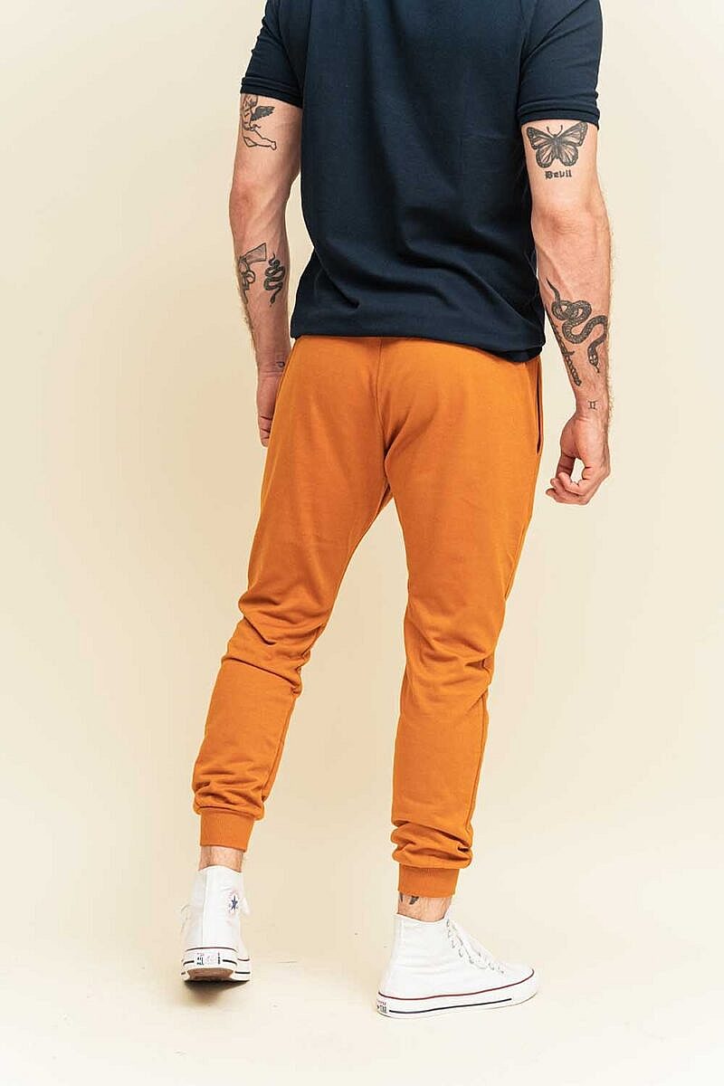 Jogger Saffron básico con estampado